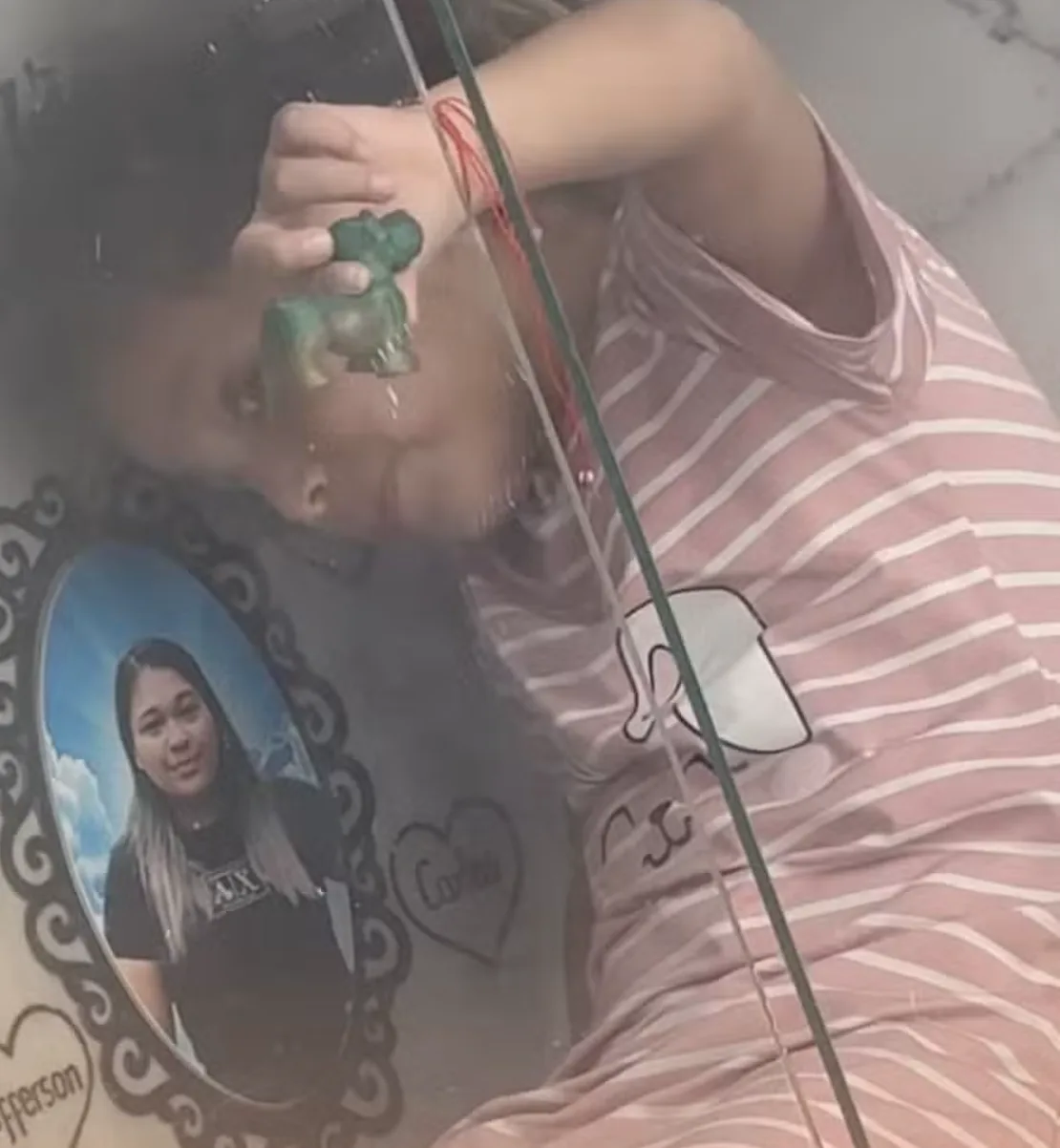 Niña visita la tumba de su madre para hablarle y jugar: el emotivo video que conmueve en redes sociales