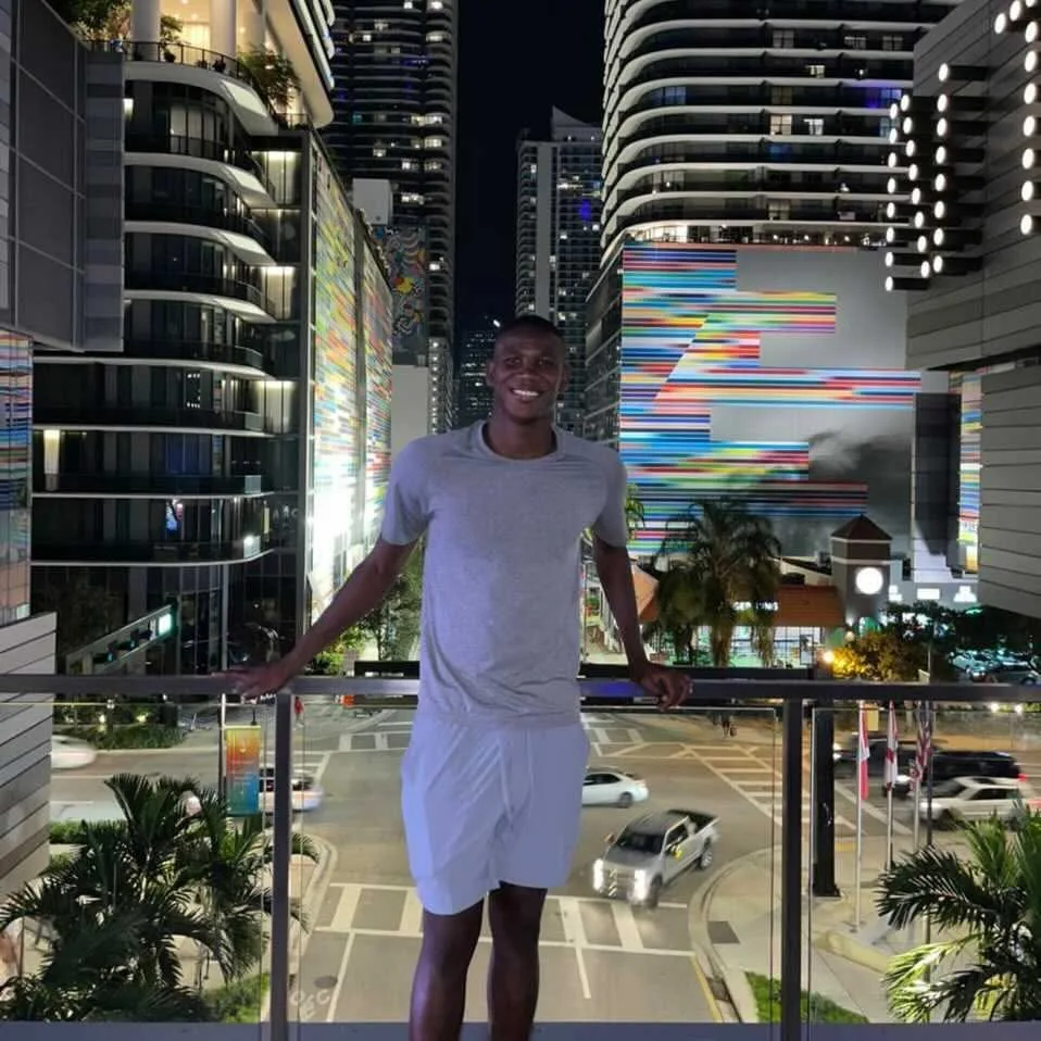Yerson Mosquera regresa a la titularidad con el Wolverhampton tras superar su lesión de tobillo