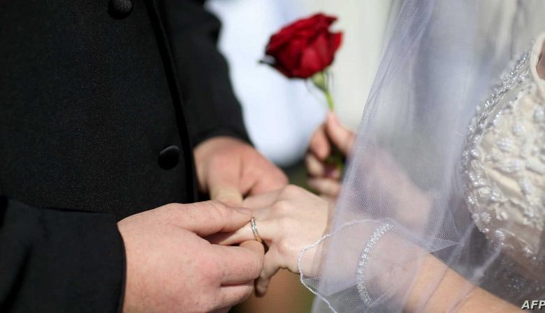Un hombre se casó cuatro veces para pedir vacaciones pagas durante un mes