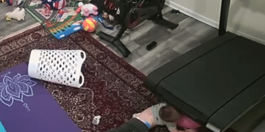 Video: Angustioso momento de un niño atrapado debajo de una máquina caminadora
