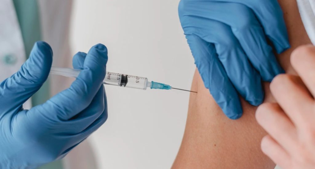 vacunaci&oacute;n contra COVID-19 / j&oacute;venes vacunados con COVID-19 / vacunas chinas / Ser&iacute;a necesaria una tercera dosis de la vacuna Pfizer / licor antes o despu&eacute;s de vacunarte