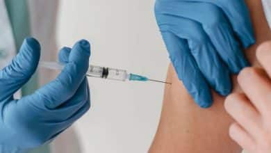 vacunaci&oacute;n contra COVID-19 / j&oacute;venes vacunados con COVID-19 / vacunas chinas / Ser&iacute;a necesaria una tercera dosis de la vacuna Pfizer / licor antes o despu&eacute;s de vacunarte