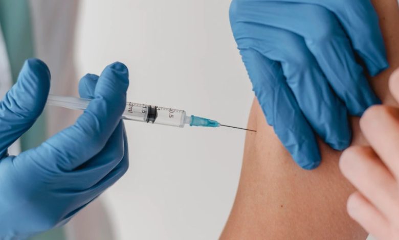 vacunación contra COVID-19 / jóvenes vacunados con COVID-19 / vacunas chinas / Sería necesaria una tercera dosis de la vacuna Pfizer / licor antes o después de vacunarte