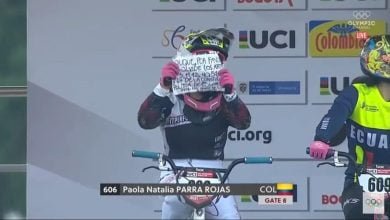 En la Copa Mundo de BMX, pedalista sacó cartel contra Duque