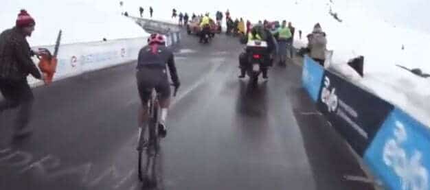 En video, Egan Bernal fue perseguido con motosierras en el Giro de Italia