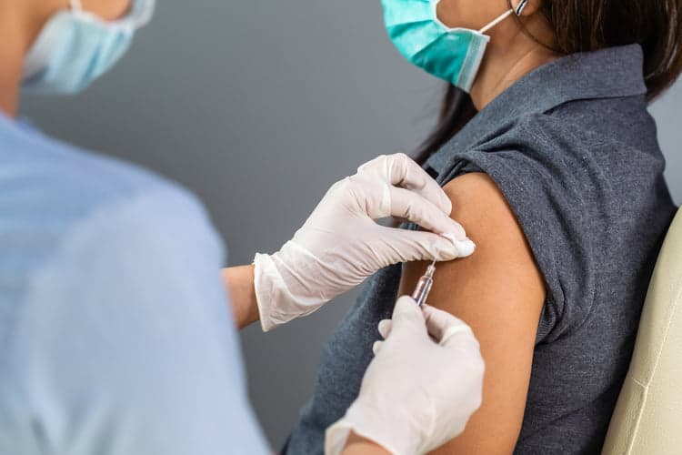 Gobierno garantizará segundas dosis a quienes se vacunaron en el exterior