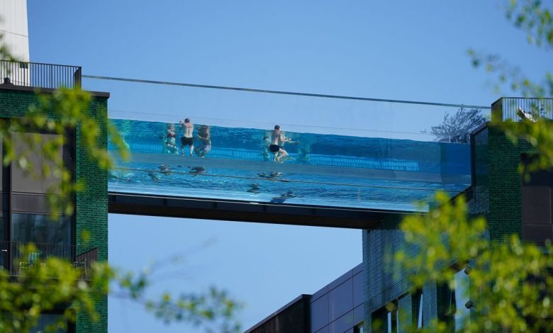 Inauguran la primera piscina transparente