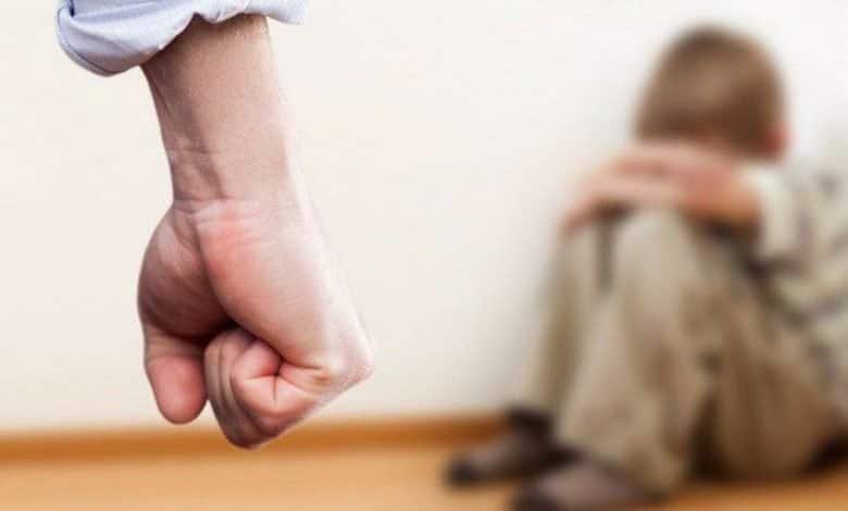 Ni&ntilde;o se lanz&oacute; de un balc&oacute;n para huir del maltrato de su pap&aacute; | comerse unos chocolates / apellido paterno