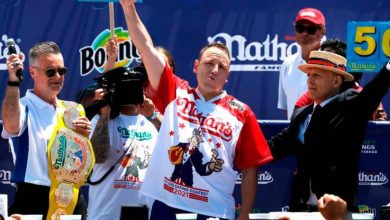 hombre bati&oacute; r&eacute;cord de comer perros calientes