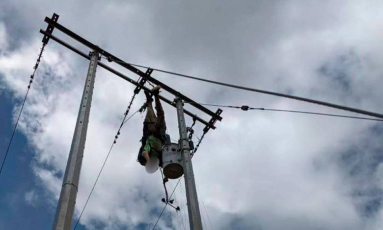 atrapado en un poste de alta tensi&oacute;n