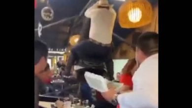 caballo que se cay&oacute; durante show en un restaurante