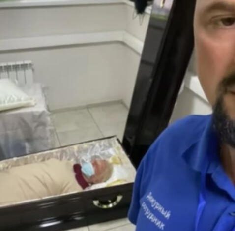 dormir en un ata&uacute;d