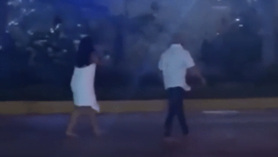 Encuentra a su mujer con el amante en un motel y la saca en toalla del lugar