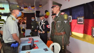 Polic&iacute;as se disfrazaron de Hitler en evento cultural y causaron pol&eacute;mica en redes sociales