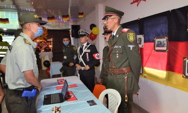 Policías se disfrazaron de Hitler en evento cultural y causaron polémica en redes sociales