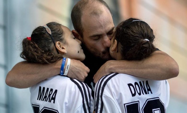 Un padre bautiz&oacute; a sus hijos como Diego, Mara y Dona