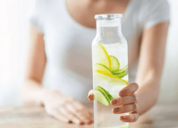 Beneficios del agua con limón en las mañanas / limón