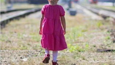 ni&ntilde;a de 3 a&ntilde;os deambulando