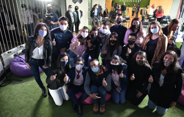 J&oacute;venes a la U