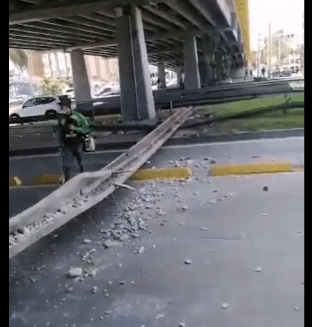 parte de estructura de puente vehicular se cay&oacute;