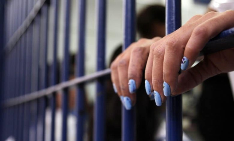 se rob&oacute; 4 botellas de whisky porque quer&iacute;a seguir de fiesta y la capturaron