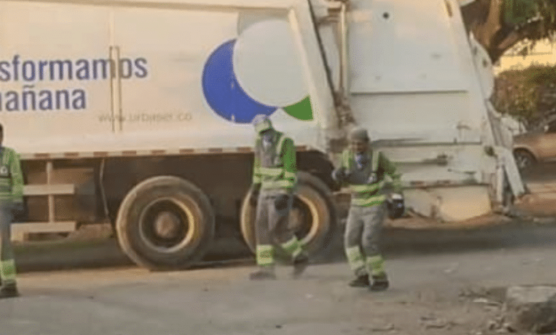 video de dos trabajadores de una empresa de aseo bailando champeta se vuelve viral&nbsp;