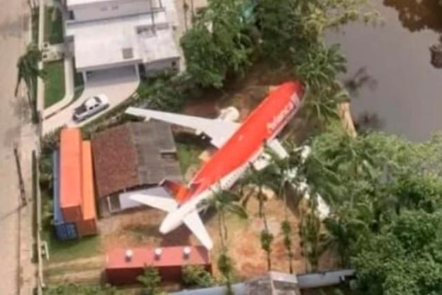 Avión de Avianca terminó parqueado en el patio de una casa