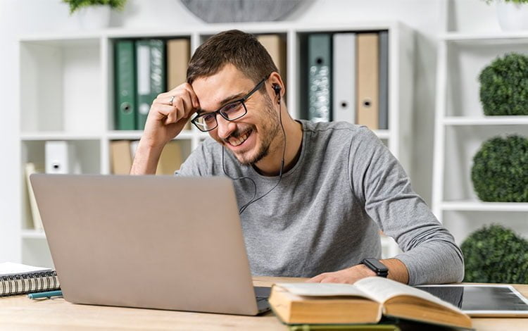 ¿Quiere estudiar inglés? El Banco Santander regalará 5.000 becas idiomas | hora perfecta para estudiar colombianos / aprender inglés / icetex colombianos