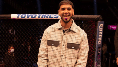 Anuel AA se tap&oacute; el tatuaje de su espalda que se hizo por Karol G