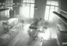 muerto que se levanta de una morgue