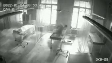 muerto que se levanta de una morgue