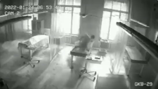 muerto que se levanta de una morgue