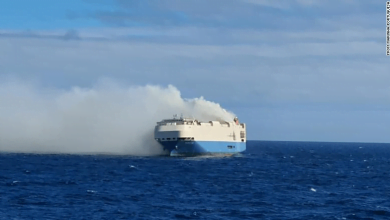 Se incendió un barco cargado con más de 4.000 carros de lujo en el océano Atlántico