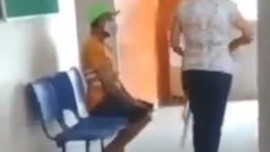 amarr&oacute; a su esposo y lo llev&oacute; obligado a vacunarse