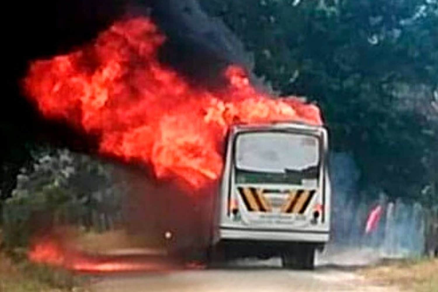 autob&uacute;s incinerado en casanare | Hombres armados quemaron un bus