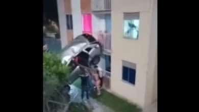 carro choc&oacute; contra un edificio