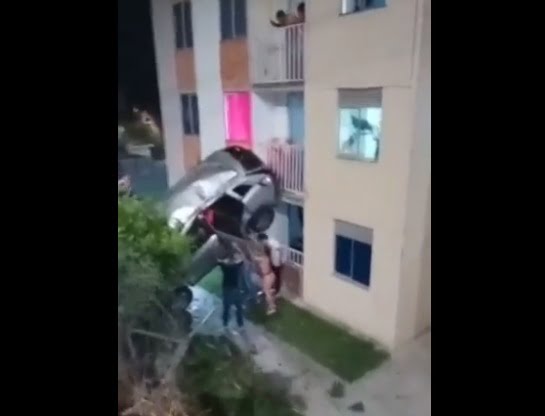 carro chocó contra un edificio