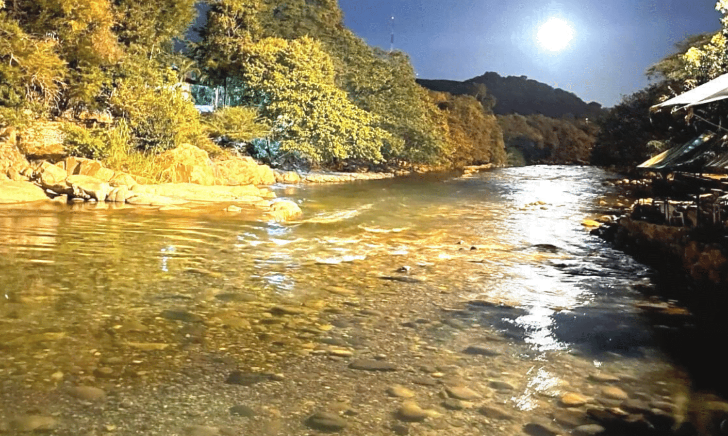 mujer r&iacute;o Guatapur&iacute;