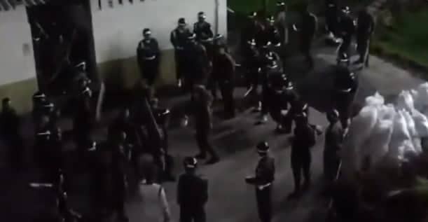 soldados del Ej&eacute;rcito se enfrentaron a palo y piedra