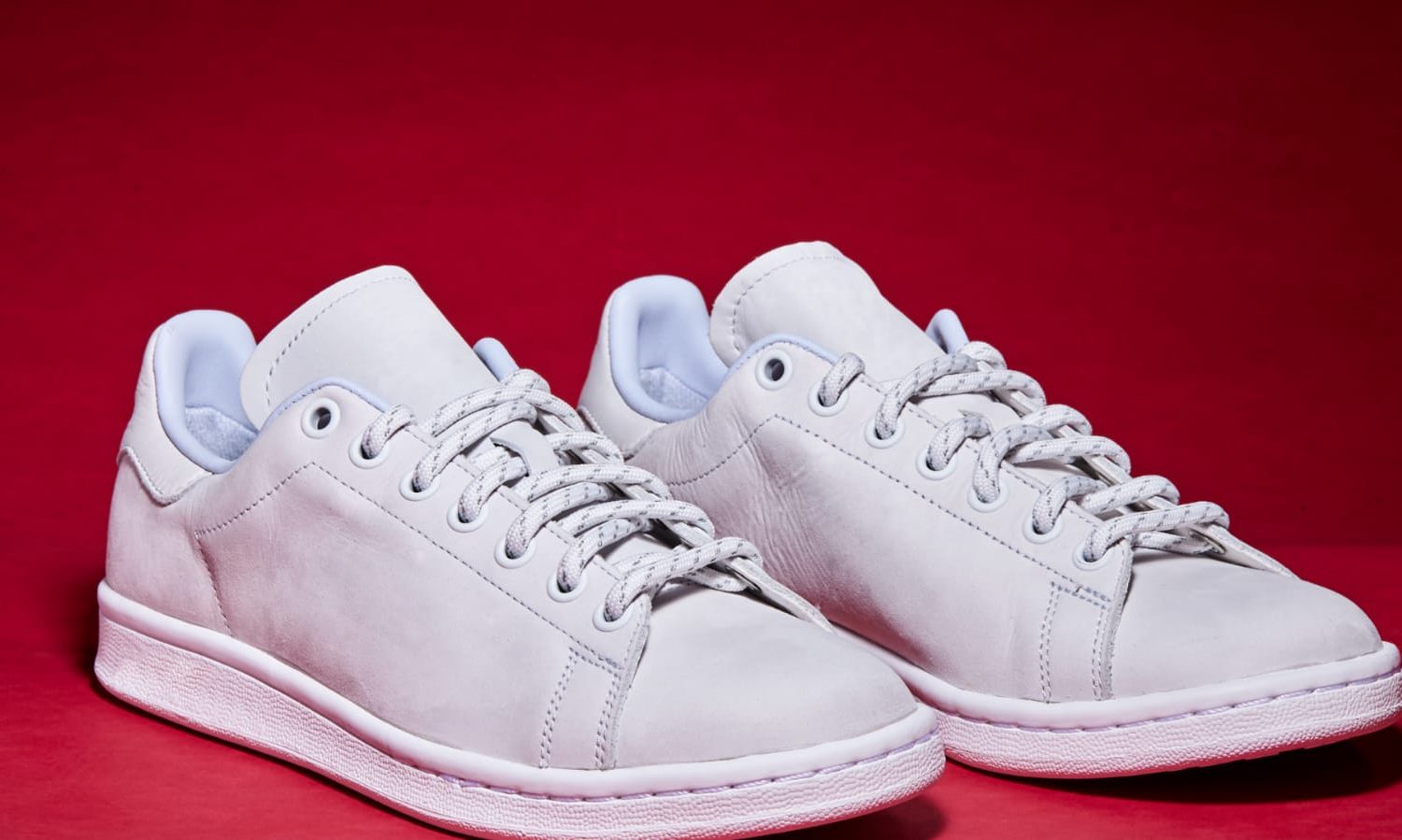 ni&ntilde;a tenis blancos