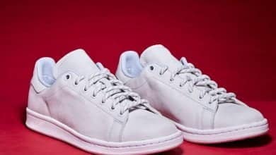 ni&ntilde;a tenis blancos