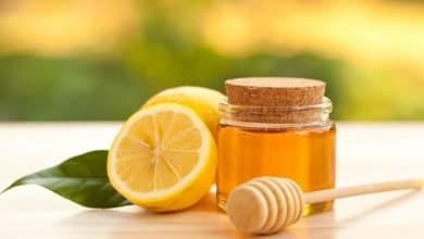 As&iacute; es c&oacute;mo puedes lucir 10 a&ntilde;os m&aacute;s joven s&oacute;lo con miel y lim&oacute;n
