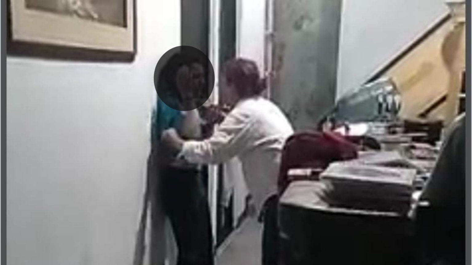 Abuela golpea a niña en envigado porque denunció a su padre por abuso