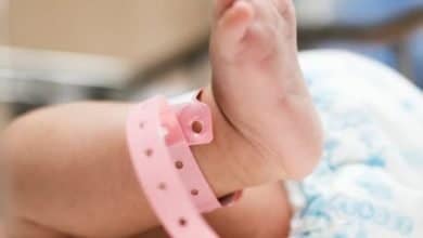 beb&eacute; con dos cabezas, tres brazos y dos corazones / motel