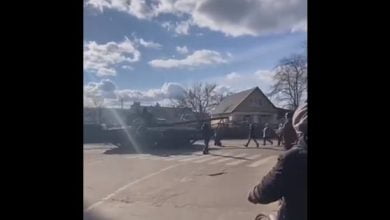 civil ucraniano se arrodilla ante tanque ruso