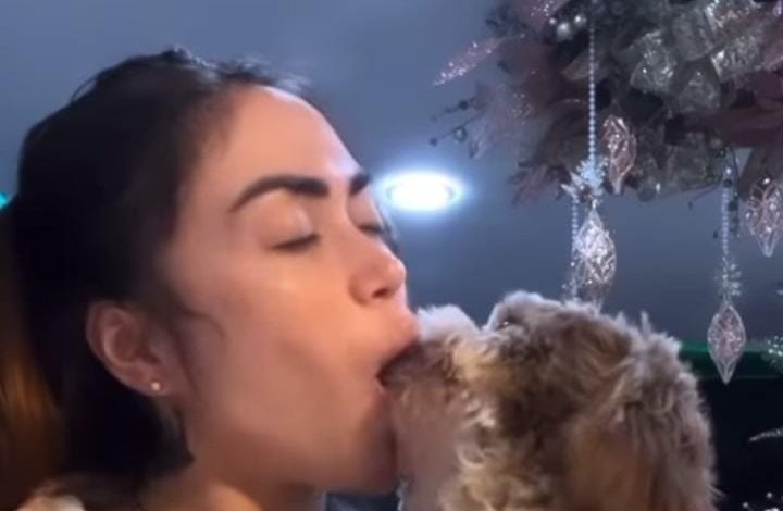Epa Colombia besó apasionadamente a su perro