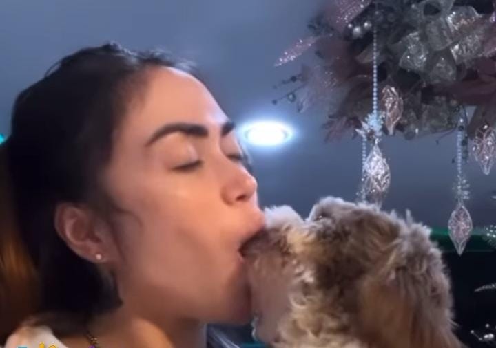 Epa Colombia besó apasionadamente a su perro