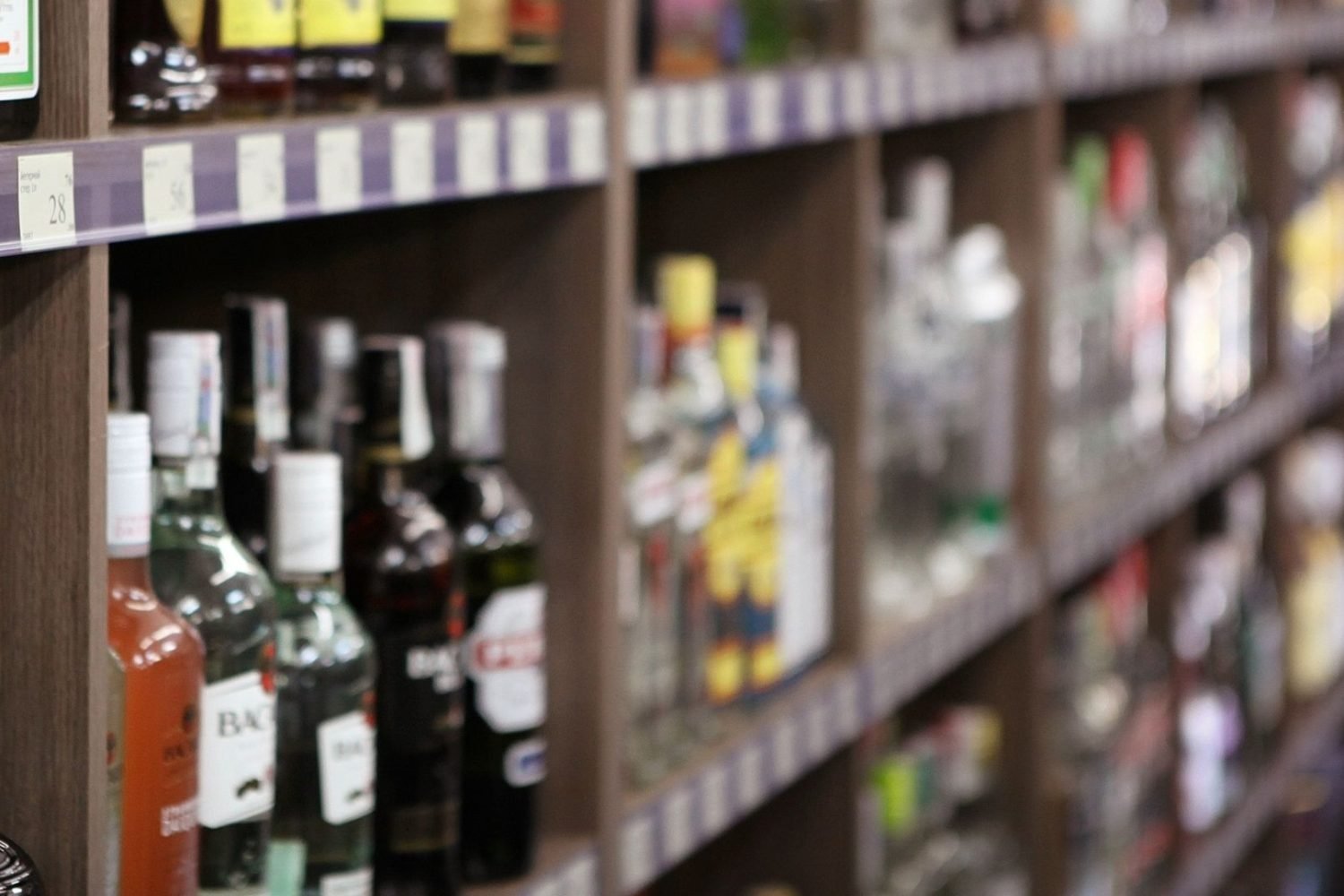 Canada y Rusia eliminar el licor ruso de sus establecimientos / licor adulterado