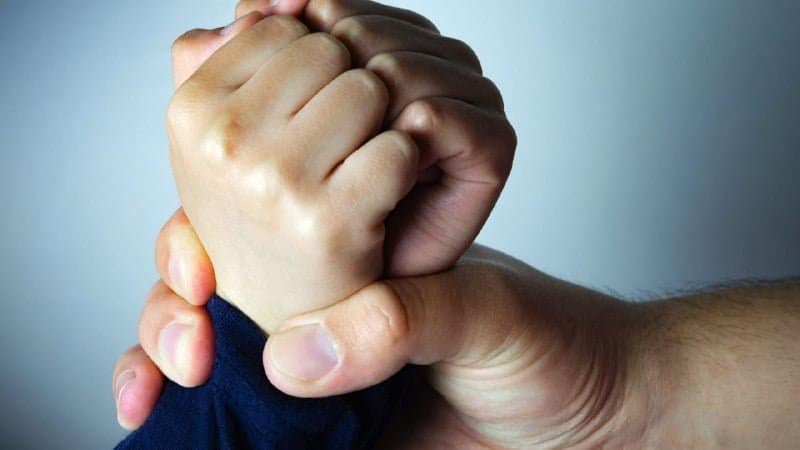 le quit&oacute; la vida a un ni&ntilde;o a patadas en caldas golpiza profesor | se orin&oacute; en la cama | hombre abus&oacute; de su hijo | brutal golpiza a su hijo