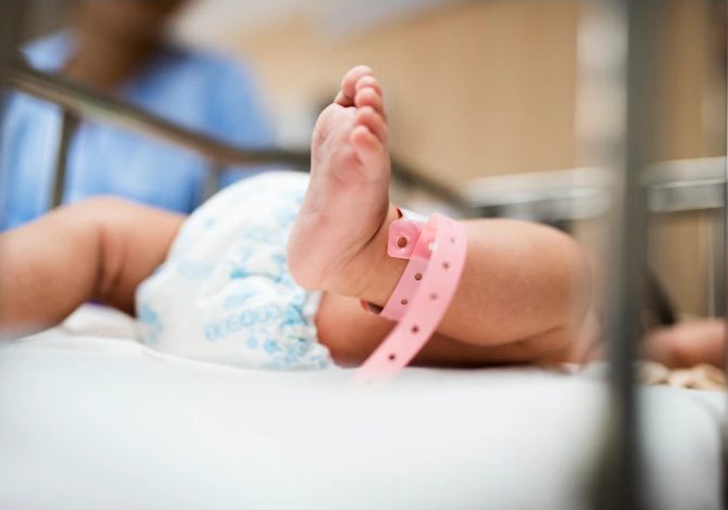 mitos sobre el cuidado de los bebés / bebé con cuatro brazos y cuatro piernas/ enfermera licor, motel